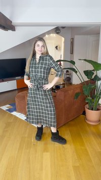 Grön och svart rutig skjortklänning med bälte i midjan. Klänningen har ärmar i midjelängd och når ner till anklarna. Bärs med svarta ankelstövlar.