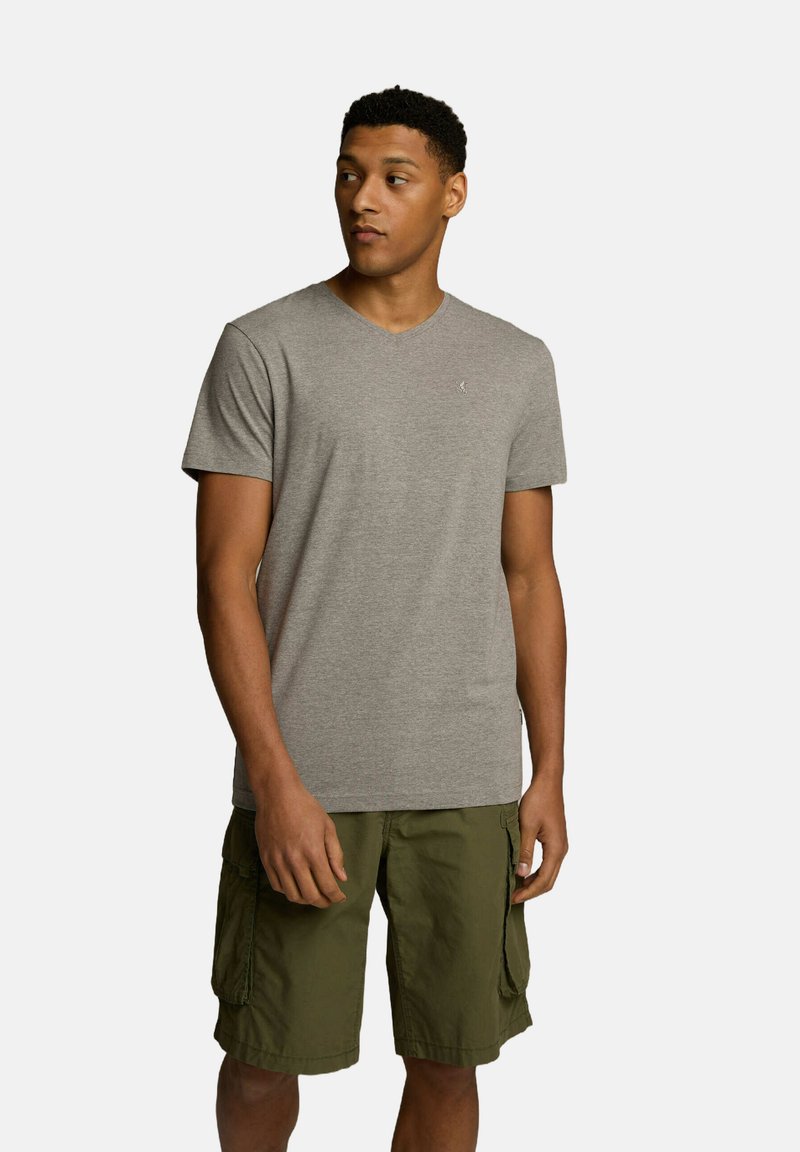 Szary t-shirt z dekoltem w serek wykonany z miękkiego materiału, zestawiony z oliwkowymi szortami cargo z bocznymi kieszeniami i luźnym krojem.