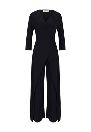 Sort jumpsuit med en omslagdesign, dyb V-hals og trekvartærmer. Har samlede detaljer ved taljen og brede ben.