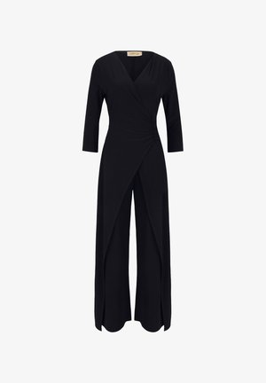 Sort jumpsuit med en omslagdesign, dyb V-hals og trekvartærmer. Har samlede detaljer ved taljen og brede ben.