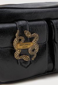 Schwarze Leder-Handtasche mit strukturiertem Finish, goldfarbigem Schlangenmotiv und einem Schild mit dem Markennamen "Just Cavalli Milano."