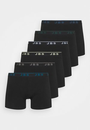Boxer in cotone nero con una texture morbida e una cintura elastica che presenta la scritta "JBS" in lettere verdi a contrasto. Il modello posa con una mano sul fianco.