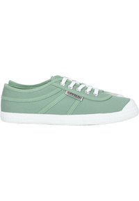 Zapatillas de lona verdes con puntera y suela de goma blanca, con una superficie texturizada y diseño clásico de cordones.