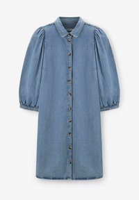 Robe en denim bleu clair avec des manches longues bouffantes, un devant à boutons et un col pointu, coupée droite et arrivant au genou.