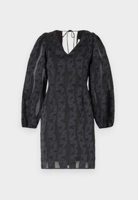 Robe noire avec des manches bouffantes, décolleté en V et texture à motifs ondulés. Fabriquée en tissu léger avec des détails transparents sur les côtés.