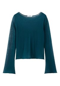 Blusa de manga larga en color azul verdoso, hecha de tela translúcida, presenta un escote amplio y mangas acampanadas. Diseño sencillo sin patrones o acentos visibles.