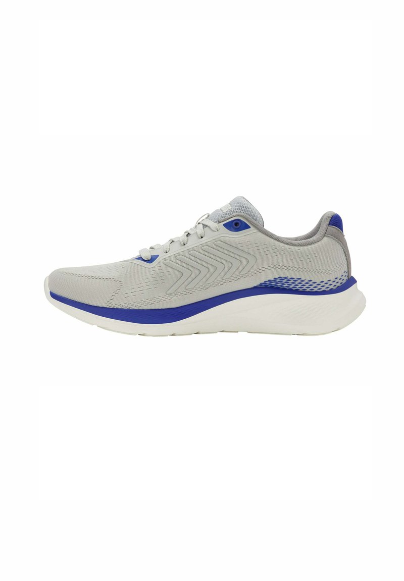 Zapatilla de correr en gris claro y azul con suela blanca, parte superior de malla y patrones en forma de chevron en el lateral, mostrada en vista lateral sobre fondo blanco.