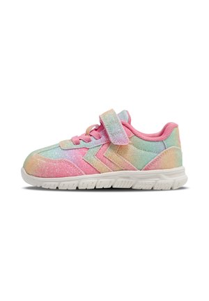 Børnesneaker med pastelfarvet regnbuemønster, glitrende finish, pink snørebånd, velcrorem og fleksibel hvid gummisål.