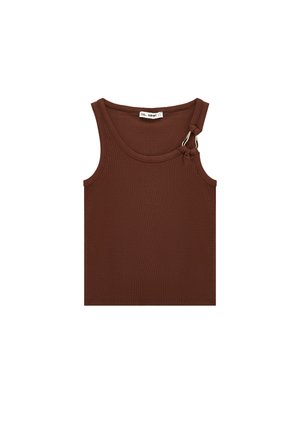 Bruine, mouwloze, geribbelde tanktop met een gedraaide band en een gouden ringdetail op de rechterschouder.