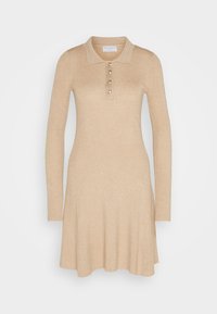 Beige pitkähihainen ribbimekko, jossa on puolen collari ja viiden kultaknapin lista. Leveä helma. Pehmeä rakenne, istuu tiukasti vartaloon.
