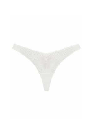 Biała koronkowa stringi z misternymi wzorami siateczkowymi, wąskimi ramiączkami i delikatnym falowanym brzegiem, wykonane z miękkiego, elastycznego materiału.