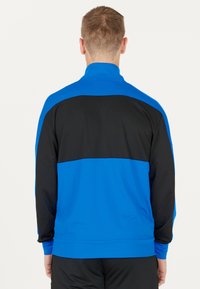 Blå och svart zip-up-jacka med hög krage, med en färgblockdesign och slät textur. Inga synliga mönster eller detaljer.