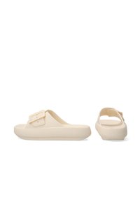 Beige slide sandaler lavet af tekstureret gummi, med en bred strop og en rektangulær spænde samt en dæmpet sål for komfort.