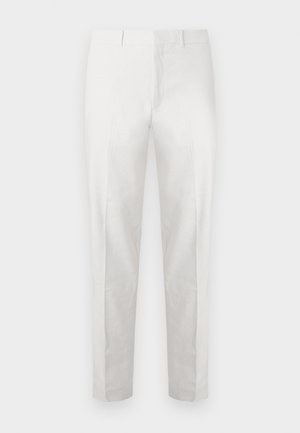 Weiße, maßgeschneiderte Slim-Fit-Hose mit Gürtelösen und Bügelfalten, vor einfarbigem Hintergrund präsentiert.