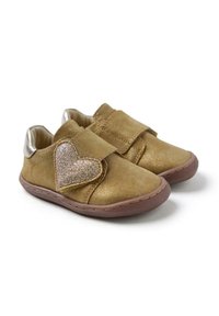 Zapatos de color verde oliva metálico con textura de gamuza, que presentan un acento plateado en el cuello y un parche de corazón brillante en la correa.
