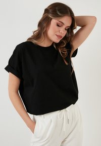LELA CREW NECK  - Základné tričko - black