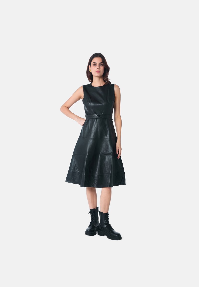 Robe noire en cuir de style A, sans manches, avec une taille cintrée et une jupe évasée. Présente une texture lisse et un détail de boutons.