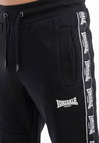 Lonsdale JOGGING PASSFORM TENSTON - Tepláky - black white