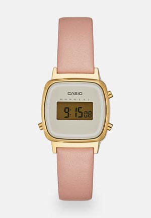 Digitale Uhr mit quadratischem weißen Zifferblatt, goldenem Metallrahmen und pinkem Lederarmband. Zeigt die Uhrzeit 9:15 an und hat drei Tasten an der Seite.