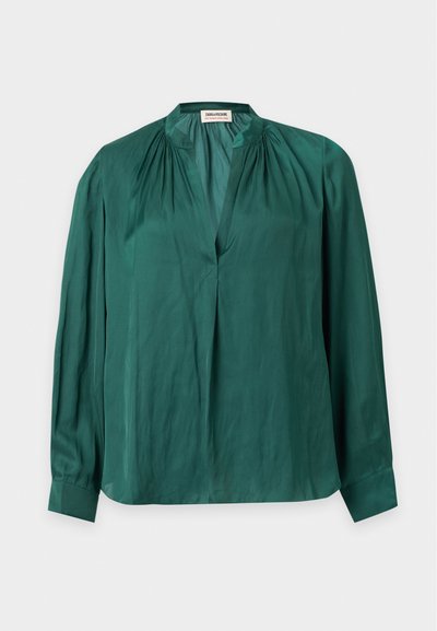Blouse à manches longues vert foncé avec des détails froncés au col et des larges poignets.