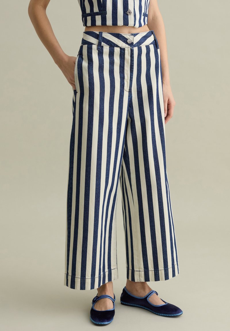PIOMBO STRIPED - Vaqueros boyfriend - white blue