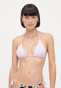 Bikini top u ljubičastom trokutu s malim bijelim cvjetnim uzorcima, podesivim vezicama, naboranim rubom i glatkom završnom obradom.