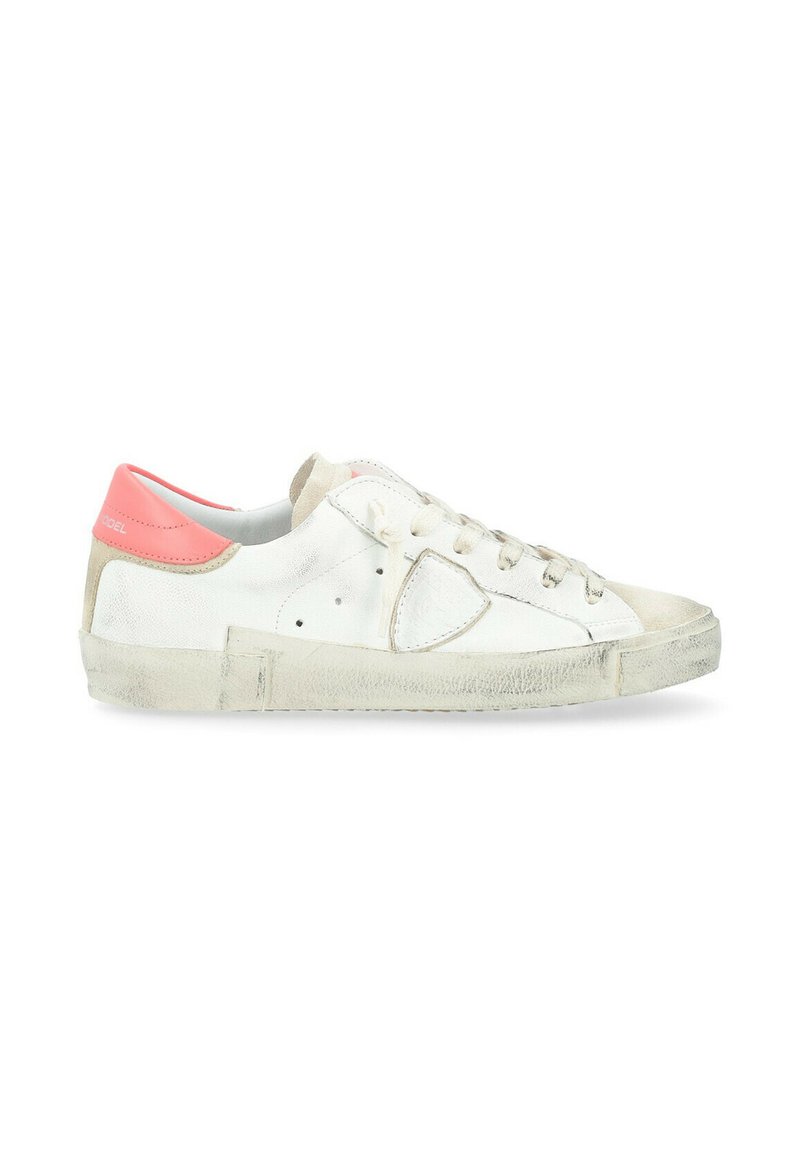 Baskets en cuir blanc avec une languette rose à l'arrière, des accents argentés, des détails beiges, et une texture usée sur la semelle, dotées de fermetures à lacets rondes.