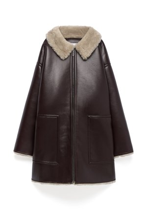 Cappotto di pelle marrone con colletto in shearling beige, cerniera anteriore e due grandi tasche. Presenta una forma ampia e oversized e una texture liscia.