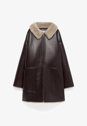 Brauner Ledermantel mit einem beigen Schaffellkragen, Frontreißverschluss und zwei großen Taschen. Hat eine lockere, oversized Form und eine glatte Textur.