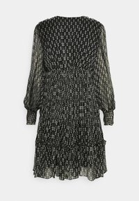 Schwarzes Kleid mit Blumendruck, langen Puffärmeln, gerafftem Oberteil und gestuftem Rüschensaum. Hergestellt aus leichtem, transparentem Material.