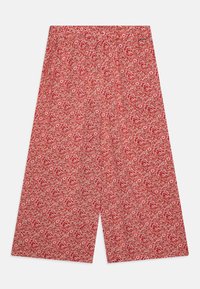 Pantaloni larghi a fantasia floreale rossa con cintura elastica. Il tessuto presenta piccoli fiori rosa e bianchi su una superficie texturizzata.
