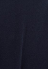 Échantillon de tissu marine, texture lisse, poids moyen, couleur uniforme, légère brillance, adapté pour les vêtements ou les applications de tapisserie.