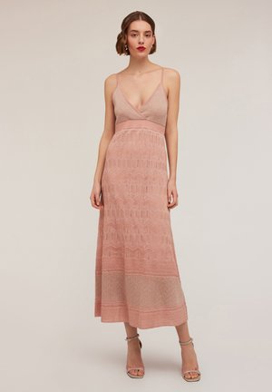 Vestido de punto rosa empolvado hasta la rodilla, con escote en V profundo, tirantes finos, patrones en zigzag texturizados y una cintura ajustada.