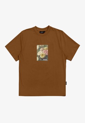 Brązowy T-shirt z krótkim rękawem z prostokątnym, kwiatowym nadrukiem na środku, przedstawiającym różowe, żółte i białe kwiaty.