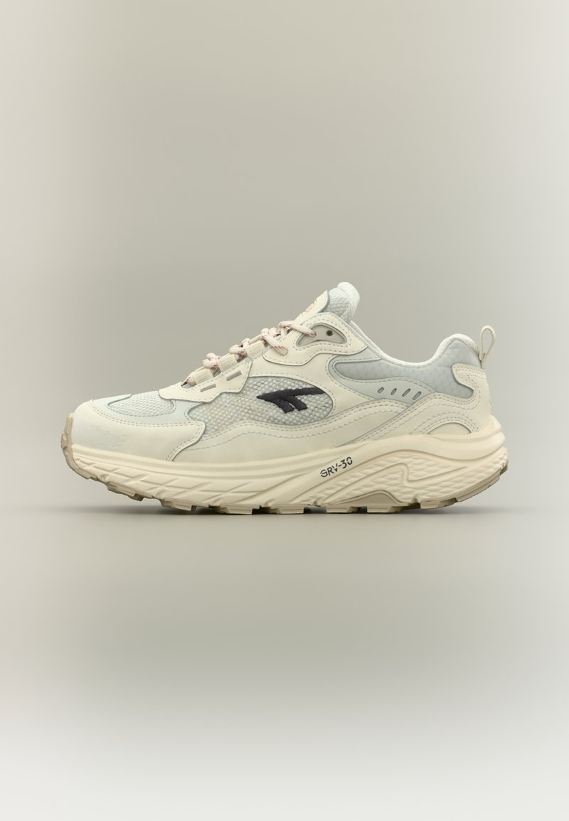 Sportinis batelis su lengvu tinkleliu viršuje kreminės ir šviesiai mėlynos spalvos, tekstūruotais akcentais, juodu logotipu ir minkštu balto pado.