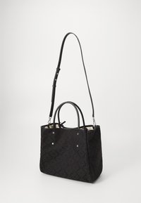 Borsa a tracolla nera con motivo floreale, dotata di manici superiori doppi e una tracolla regolabile. Presenta dettagli in metallo argentato e una fodera interna di colore crema.