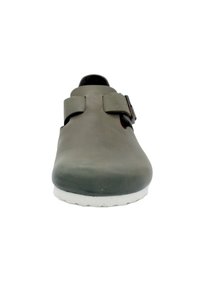 Grauer Lederschuh mit glatter Oberfläche, ausgestattet mit einem Doppelriemen-Design und einer kontrastierenden weißen Gummisohle. Flache und runde Zehenpartie.