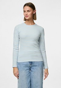 Ljusblå och vit randig långärmad topp med en figurnära design, ribbad textur och rund halsringning, kombinerad med ljusa denimbyxor med vida ben.