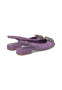 Scarpe slingback in suede viola con tacco quadrato piatto, caratterizzate da decorazioni adornate sulla parte anteriore e una punta arrotondata.