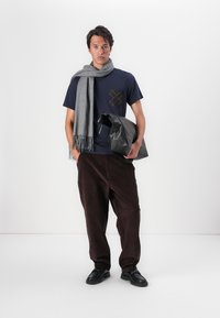 Barbour BARBOUR ARNSIDE TARTAN POCKET T-SHIRT - Μπλουζάκι με στάμπα - navy