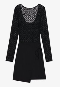 Rochie neagră cu mâneci lungi din dantelă și fustă neagră solidă; decolteu rotund, design înfășurat cu detalii cu funda la talie. Top din dantelă texturată.