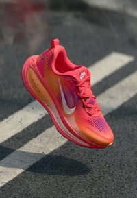 Nike Performance VOMERO 18 SE - Laufschuh Straße - ember glow/washed coral/sweet beet/marakesh