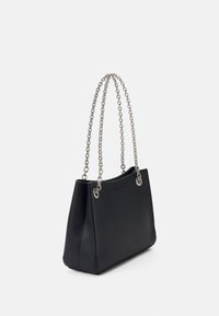 Czarna skórzana torebka o strukturalnym wzorze, z metalowym łańcuchem, metalowymi detalami i gładką teksturą.