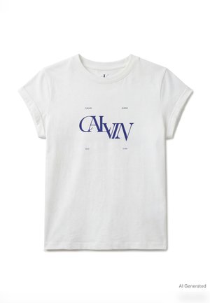Tricou alb cu mâneci scurte, cu text albastru "CALVIN" și cuvintele mici "Calvin Jeans New York" imprimate în centrul din față.