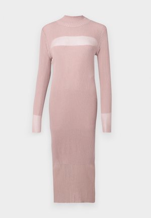 Dolga rokavi, rebrasto pletena obleka v mehko roza barvo, z ovratnikom v obliki vratu in prozorno vodoravno ploščo čez prsi. Prilegan silhueta.