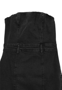 Schwarzer Jeansrock mit gerafftem Bund, Reißverschlussdetail an der Seite und strukturiertem Design. Der Stoff hat eine glatte Textur und leichten Glanz.
