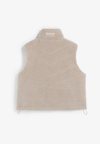 Chaleco de forro polar sherpa beige con cuello alto y patrón de costura en forma de chevrón, mostrado desde la parte posterior sobre un fondo blanco.