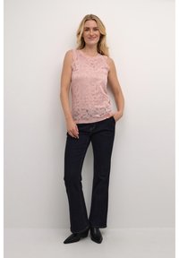 Rozā mežģīņu bezpiedurkņu tops saskaņots ar tumši zilām platām biksēm. Tops ir ar ziedu mežģīņu rakstu, un bikses ir ar klasiskām šuvēm.