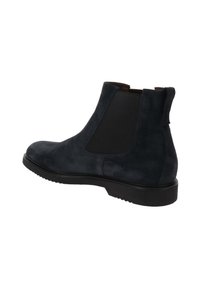 Botte Chelsea pour homme en suede noir avec des panneaux élastiques sur les côtés et une languette, présentant un petit talon et une semelle en caoutchouc.