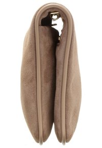 Beige ruskraft clutch med glat lukning, rundede kanter og tekstureret overflade, udstyret med en guldspænde for sikker fastgørelse.